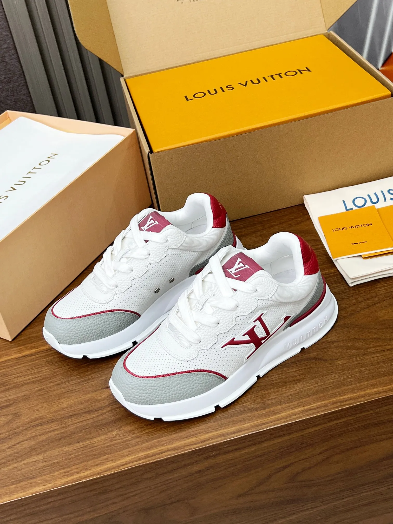 👟👟Ex-factory price 680👟👟 Men's size +10 LV Louis Vuitton L Jialu brand thick-soled casual couple sneakers🔥🔥🔥 Made of smooth cow leather and elegant design, can be easily integrated into various styles. The eye-catching LV letters are marked on the side of the shoe, and the lightweight rubber outsole is embellished with the Vuitton logo ▪️ Sole thickness: 4CM. The counter specializes in the latest casual shoes and new hard goods 🆕 ❥Purchase level! Full of high-end feel! A popular model among bloggers at home and abroad, it’s retro and fashionable and looks amazing on your feet! Wear a lot of happiness! The official website’s main recommendation★ ▪️Upper: Original custom-made imported calfskin fabric ▪️Inner lining: breathable gauze imported from Italy ▪️Outsole: rubber foam ➕tpu high-end outsole ▪️Shoe size: women’s 35-41, (women’s 41 is custom-made). Men's clothing 39-46 (45-46 customized).